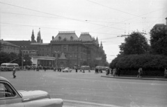 Oroszország, Moszkva, Színház (Szverdlov) tér, szemben a Lenin Múzeum (eredetileg Városháza, ma az 1812-es háború múzeuma), mögötte az Állami Történelmi Múzeum., 1958, Répay András, Szovjetunió, tér, közlekedés, Fortepan #115493