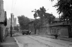 Oroszország, Moszkva, a mára megszűnt Vtoroj Lugovoj pereulok a Malaja Dorogomilovszkaja utca felől nézve, háttérben az Ukrajna Szálló., 1958, Répay András, Szovjetunió, szálloda, szocreál, Arkagyij Mordvinov-terv, Vjacseszlav Oltarzsevszkij-terv, Fortepan #115495