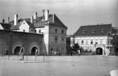 Magyarország, Győr, Bécsi kapu (Köztársaság) tér, balra a várfal és a Schäffer-ház, jobbra az Altabak-ház, előtte Kisfaludy Károly szobra (Mátrai Lajos György, 1892.)., 1958, Répay András, szobor, utcakép, Kisfaludy Károly-ábrázolás, kerékpár, Fortepan #115498