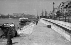 Magyarország, Budapest V., pesti alsó rakpart, szemben a MAHART nemzetközi hajóállomása. A háttérben balra a Budavári Palota (korábban Királyi Palota), jobbra a lerombolt Erzsébet híd pesti hídfője., 1958, Répay András, Budapest, Duna-part, Fortepan #115514