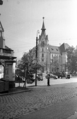 Magyarország, Kaposvár, Kossuth tér, szemben a Városi Tanács (később Városháza) tornyos épülete., 1958, Répay András, hirdetőoszlop, középület, Fortepan #115516