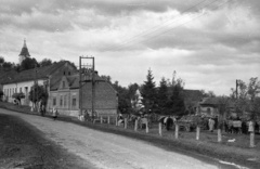 Magyarország, Sásd, Szent Imre út (66-os főút) a Gödrei-vízfolyástól nézve, balra a Kisboldogasszony-templom tornya látszik., 1958, Répay András, templom, villanypózna, lovaskocsi, lópokróc, Fortepan #115519