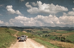 Ukrajna, Matkiv, az út Verhnye Viszocke felől, jobbra lent a Szűz Mária-templom., 1958, Répay András, Szovjetunió, színes, automobil, Moszkvics 401, Fortepan #115535