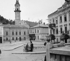 Magyarország, Veszprém, Óváros (Rákóczi) tér szemben a Tűztorony, jobbra a Városháza (ekkor járási hivatal, ma Polgármesteri hivatal)., 1940, Gyöngyi, reklám, korlát, erkély, torony, Adria biztosító, Fortepan #11556