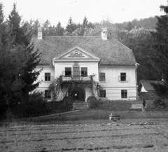 Magyarország, Püspökszentlászló, püspöki nyaraló, előtérben az Arborétum., 1950, Gyöngyi, címer, képarány: négyzetes, épületdísz, püspök, Fortepan #11558