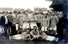 Hungary, Kaposvár, a felvétel a későbbi Kaposvári Városi Sporttelepen készült, háttérben a 48-as Ifjúság útja melletti épületek láthatók., 1914, Schmal Alexandra, soccer team, hands behind the back, arms crossed over the chest, prop up on elbows, hat in hand, Fortepan #115590