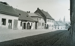 Hungary, Budapest I., Csalogány utca a Kapás utca felöl a Málna utca felé nézve., 1931, Széman György, sign-board, pedestrian, street view, cobblestones, bakery, Budapest, Fortepan #115651