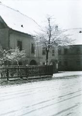 Hungary, Budapest I., Országház utca 21., háttérben a Kard utca., 1931, Széman György, winter, snow, street view, fence, Budapest, Fortepan #115653