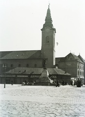 Magyarország, Kecskemét, Kossuth tér, Kossuth Lajos szobra, mögötte a mára lebontott üzletsor a Szent Miklós-templom / Barátok temploma mellett., 1933, Széman György, Fortepan #115666