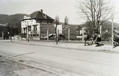 Magyarország, Budapest II., Kelemen László (Hadapród) utca a Pasaréti tér felől nézve, szemben a 10. és az épülő 12. számú ház. A távolban balra a Labanc úti Manréza, Jézus Szíve lelkigyakorlatos ház, a János-hegyen az Erzsébet kilátó., 1939, Széman György, építkezés, kerítés, Budapest, Fortepan #115676