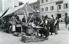 Austria, Mauterndorf, Marktplatz (Postplatz), balra a Szent Bertalan-templom, jobbra a Gasthof Post., 1937, Széman György, Fortepan #115683