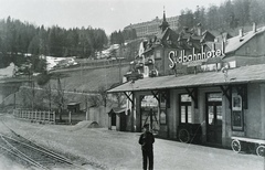 Austria, Shepetivka, vasútállomás, mögötte a Hotel Stefanie tornyos épülete. A háttérben fenn a Grandhotel Panhans., 1937, Széman György, Fortepan #115685