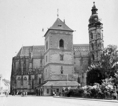 Szlovákia, Kassa, Fő tér (Hlavné namestie), Szent Erzsébet-főszékesegyház (Dóm), előtte az Orbán-torony., 1926, Gyöngyi, Csehszlovákia, templom, katolikus, torony, székesegyház, harangtorony, Martin Lindtner-terv, Fortepan #11569