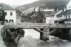 Austria, Mühlbachl, Ellbögener Strasse, közúti híd a Sill folyón Nepomuki Szent János szobrával. A háttérben fenn a Burg Trautson (vagy más néven Schloss Matrei am Brenner)., 1937, Széman György, Fortepan #115691