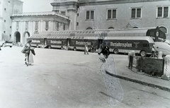 Ausztria, Salzburg, Kapitelplatz, háttérben a Dóm. Németország 1936-ban meghirdetett négy éves gazdasági programjának "önjáró" vándorkiállítása., 1937, Széman György, horogkereszt, nácizmus, Fortepan #115704