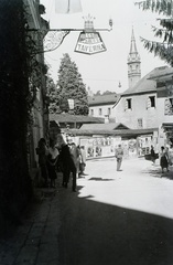 Austria, Salzburg, Festungsgasse a várba vezető sikló végállomása előtt. Távolban a XIX. században épült víztorony a Mönchsberg-en. Jobbra a Ferencesek temploma., 1937, Széman György, Fortepan #115709