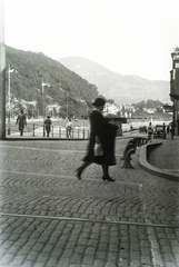 Austria, Salzburg, rakpart a Városháza előtt. Balra a Kapuzinerberg, szemben a Salzach folyó felett a Mozartsteg a Staatsbrücke hídfőjétől nézve., 1937, Széman György, Fortepan #115729