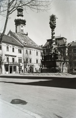 Magyarország, Sopron, Fő (Ferenc József) tér, balra a Tábornok- / Lackner-ház, mellette a Storno-ház, háttérben a Tűztorony. Jobbra a Szentháromság-szobor és mögötte a Városháza., 1938, Széman György, Fortepan #115734