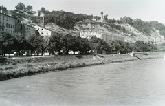 Austria, Salzburg, szemben a Mönchsberg a XIX. századi víztoronnyal, a Salzach folyó feletti Staatsbrücke felől nézve., 1937, Széman György, Fortepan #115743