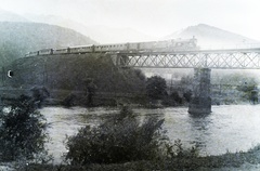 Austria, Bruck an der Mur, vasúti híd a Mura folyó felett, szemben a parton a Brandstetterstrasse., 1937, Széman György, steam locomotive, railway, bridge, railway bridge, Fortepan #115747