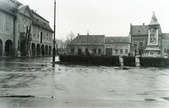 Magyarország, Esztergom, Széchenyi tér, Szentháromság-szobor, balra a Városháza, ma Polgármesteri Hivatal., 1933, Széman György, zászló, szobor, utcakép, eső, Fortepan #115751