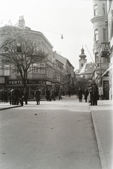 Magyarország, Győr, Kazinczy utca, elöl a Baross Gábor út kereszteződése, háttérben a Karmelita templom., 1933, Széman György, utcakép, életkép, Fortepan #115754