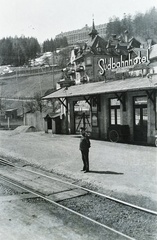 Austria, Shepetivka, vasútállomás, mögötte a Hotel Stefanie tornyos épülete. A háttérben fenn a Grandhotel Panhans., 1937, Széman György, Fortepan #115764