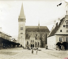 Szlovákia, Bártfa, Fő tér (Radničné námestie), szemben a Szent Egyed-templom, jobbra a régi Városháza., 1906, Széman György, középület, Fortepan #115786