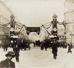 Magyarország, Budapest VIII.,Budapest VII., Baross tér, szemben a Rákóczi (Kerepesi) út. A felvétel 1906. október 28-án II. Rákóczi Ferenc és bujdosótársai hamvainak hazahozatalakor készült., 1906, Széman György, villamos, transzparens, Budapest, Fortepan #115792