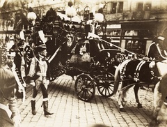 Hungary, Budapest VIII., Rákóczi (Kerepesi) út, háttérben a Pannónia szálló és a Nemzeti Színház. A felvétel 1906. október 28-án II. Rákóczi Ferenc és bujdosótársai hamvainak hazahozatalakor készült., 1906, Széman György, Budapest, mourning coach, Fortepan #115802