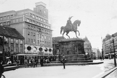 Horvátország, Zágráb, Jellasics bán tér (Trg bana Josipa Jelačića), Jellasics bán lovasszobra., 1930, Gyöngyi, szálloda, villamos, villamosmegálló, gázlámpa, lovas szobor, art deco, Josip Jellasics-ábrázolás, Dionis Sunko-terv, Rudolf Jungmann-terv, Anton Dominik Fernkorn-terv, Fortepan #11581