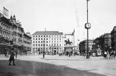 Horvátország, Zágráb, Jellasics bán tér (Trg bana Josipa Jelačića), Jellasics bán lovasszobra., 1930, Gyöngyi, reklám, óra, villamos, sör, villamosmegálló, lovas szobor, Josip Jellasics-ábrázolás, Anton Dominik Fernkorn-terv, Fortepan #11582