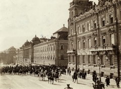 Hungary, Budapest I., Szent György tér, balra a Királyi Palota (később Budavári Palota), középen az Istállóépület, jobbra a József főhercegi palota., 1905, Széman György, Budapest, palace, architectural ornament, rider, Fortepan #115829