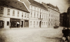 Hungary, Budapest I., Dísz tér, középen a Batthyány palota, a kép jobb szélén a Honvéd Főparancsnokság épületének részlete látszik., 1905, Széman György, Budapest, street view, store display, Horse-drawn carriage, Fortepan #115840