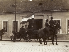 Hungary, Budapest I., Krisztina körút, a felvétel Dr. Szebeny Antal függetlenségi párti országgyűlési képviselőjelölt 111. szám alatt lévő háza előtt, a támogatására szervezett felvonulás alkalmával készült. Az 1810-es évekig itt működött Kuny Domokos majolikagyára. Később az épületet lebontották és ide helyezték át a Krisztina téri piacot., 1906, Széman György, Budapest, gendarme, Fortepan #115842