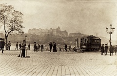 Hungary, Budapest V.,Budapest I., Március 15. (Eskü) tér, szemben a Királyi Palota (később Budavári Palota)., 1906, Széman György, candelabra, tram, sweeper, Budapest, Fortepan #115844