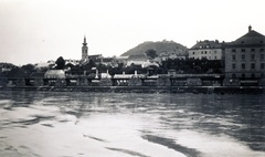 Ausztria, Hainburg an der Donau, a város látképe a Dunáról. Balra a Stadtkirche, háttérben a Schlossberg., 1936, Széman György, Fortepan #115851