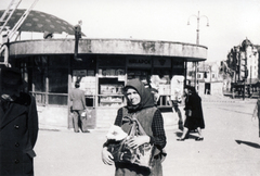 Magyarország, Budapest, Széll Kálmán tér, gomba., 1945, Széman György, fejkendő, tér, Fortepan #115867