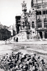 Hungary, Budapest I., Szentháromság tér, Szentháromság-szobor, mögötte a Pénzügyminisztérium lerombolt épülete, balra az Országház utca., 1945, Széman György, cobblestones, brick, Budapest, Fortepan #115868