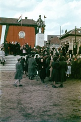 Magyarország, Miskolc, Petőfi Sándor tér, Petőfi Sándor szobrának avatása (Kocsis András, 1951.)., 1951, Zsivkov Anita - Koós Árpád / Kocsis András fényképei, színes, szobor, címer, Petőfi-ábrázolás, Rákosi-címer, Fortepan #115896