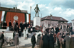 Magyarország, Miskolc, Petőfi Sándor tér, Petőfi Sándor szobrának leleplezése (Kocsis András, 1951.)., 1951, Zsivkov Anita - Koós Árpád / Kocsis András fényképei, színes, szobor, címer, Petőfi-ábrázolás, zászlódísz, Rákosi-címer, Fortepan #115901