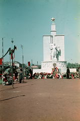 Magyarország, Budapest IV., Szent István tér, szovjet hősi emlékmű (Kocsis András, 1947.)., 1951, Zsivkov Anita - Koós Árpád / Kocsis András fényképei, színes, szovjet emlékmű, Budapest, Fortepan #115903