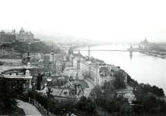 Magyarország, Gellérthegy, Budapest I., kilátás a Széchenyi Lánchíd felé. Balra a Szent Gellért szobor és a Királyi Palota (később Budavári Palota), jobbra a Parlament., 1936, AG, Budapest, Fortepan #115910