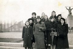 Magyarország, Budapest XX., Emlékezés (Hősök) tere, háttérben a Hősi emlékmű (Lux Elek, 1940.)., 1947, Chikán Dóra, Budapest, kabát, hölgy, úriember, csoportkép, esernyő, Fortepan #115955