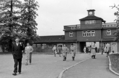 Németország, Buchenwald, a koncentrációs tábor bejárata., 1960, Chikán Dóra, NDK, látogatók, óra, fényképezőgép, Fortepan #115962