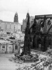 Németország, Drezda, a Cholerabrunnen a Zwingerből nézve. A kút a Sophienstrasse (előtérben) és a Kleine Brüdergasse sarkánál áll. Jobbra a Sophienkirche, a háttérben balra a Városháza, jobbra a Kreuzkirche tornya., 1960, Chikán Dóra, NDK, műemlék, Fortepan #115965