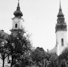 Magyarország, Nagykőrös, Szabadság tér, balra a Városháza, jobbra a református templom., 1957, Gyöngyi, toronyóra, Fortepan #11597