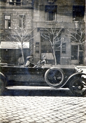 Magyarország, Budapest VI., Liszt Ferenc tér, háttérben a 6. és az 5. számú ház., 1928, Holló Krisztina, automobil, Budapest, Fortepan #115985