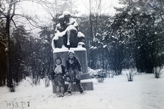 Magyarország, Városliget, Budapest XIV., Olof Palme sétány (Stefánia út), Olvasó lányok szobra (Stróbl Alajos, 1929.)., 1938, Koroknai-Tegez Ferenc, tél, hó, szobor, Budapest, terpesz, Fortepan #116038