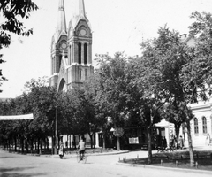 Hungary, Békéscsaba, Szent István tér, Belvárosi Páduai Szent Antal-templom., 1955, Gyöngyi, bicycle, church, bus stop, Catholic Church, Neo-Gothic-style, Antal Hofhauser-design, Fortepan #11604